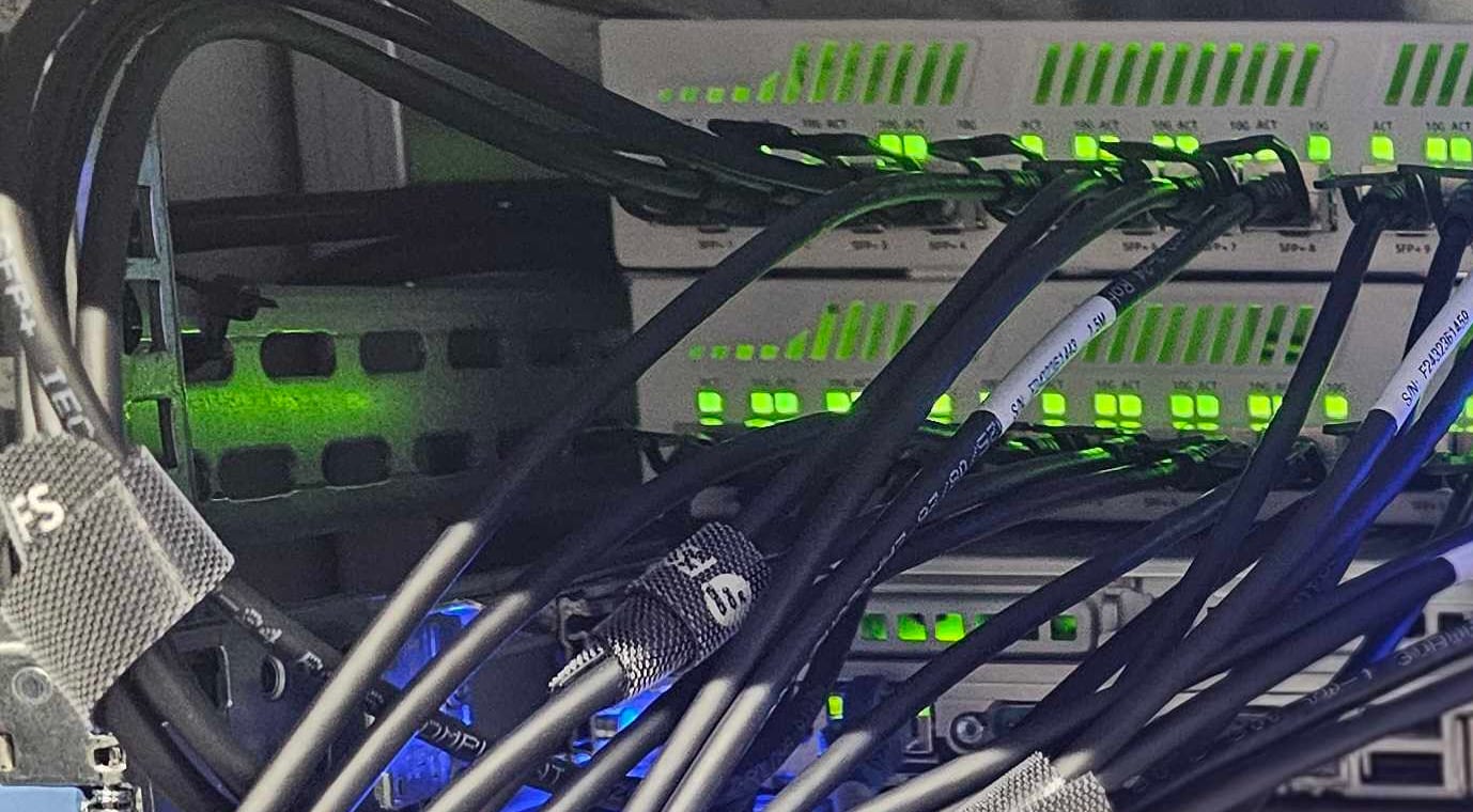 Network cabling and active ports in the PeakBit rack